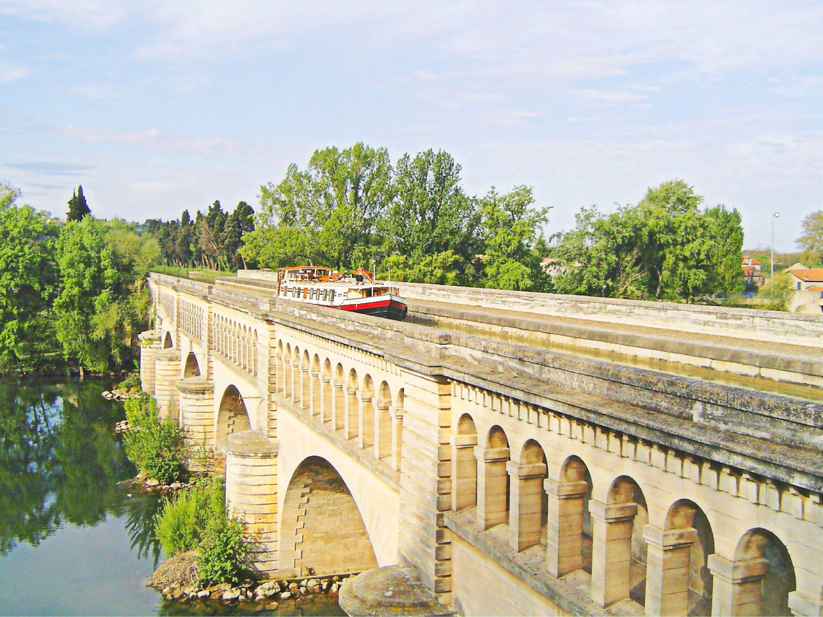 Beatrice passing the pont canal Beziers 